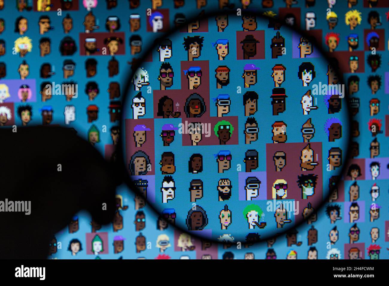 NFTS auf dem Bildschirm. Ein nicht-fungibler Token (NFT) ist ein einzigartiges digitales Asset, das den Besitz von Gegenständen aus der realen Welt wie Kunst, Videoclips, Musik und M darstellt Stockfoto