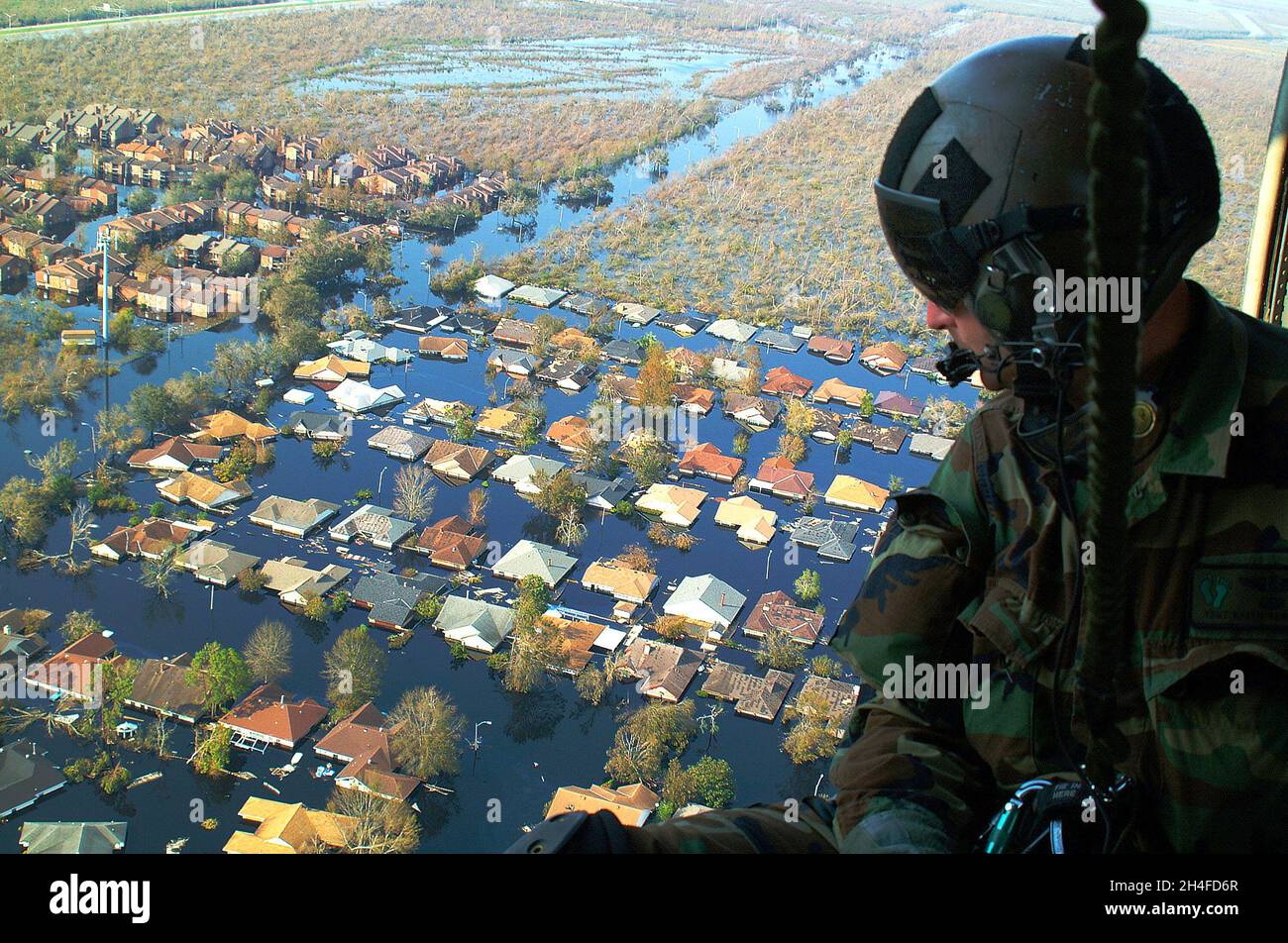 NEW ORLEANS, LOUISIANA, USA - 04. September 2005 - Techn. Sgt. Keith Berry blickt in die überfluteten Straßen von New Orleans, um nach Überlebenden zu suchen. H Stockfoto