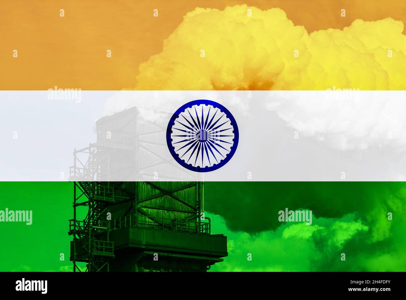 Flagge Indiens mit industriellem Schornsteinaufstoßen. Klimawandel, CO2-Emissionen, Netto-Null-Emissionen 2070, globale Erwärmung... Stockfoto