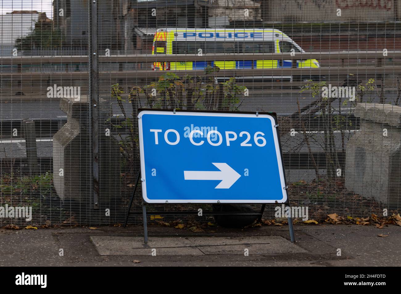Glasgow, Schottland, Großbritannien. November 2021. Zum COP26-Schild neben dem Sicherheitszaun um den A814 Clydeside Expressway in der Nähe von Anderston, das Fußgänger in Richtung SEC-Veranstaltungsort führt.Quelle: Kay Roxby/Alamy Live News Stockfoto