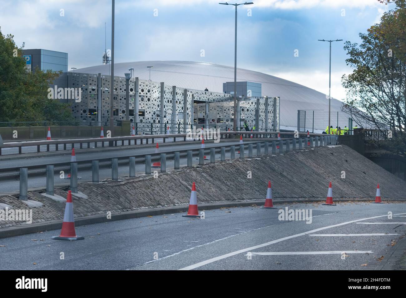 Glasgow, Schottland, Großbritannien. November 2021. Der A814 Clydeside Expressway neben dem SEC-Zentrum wird durch die Metallabzäunung gesehen. Die Straße wird genutzt, um führende Persönlichkeiten der Welt, die sich außerhalb von Glasgow aufhalten, zum und vom Veranstaltungsort zu begleiten.Quelle: Kay Roxby/Alamy Live News Stockfoto