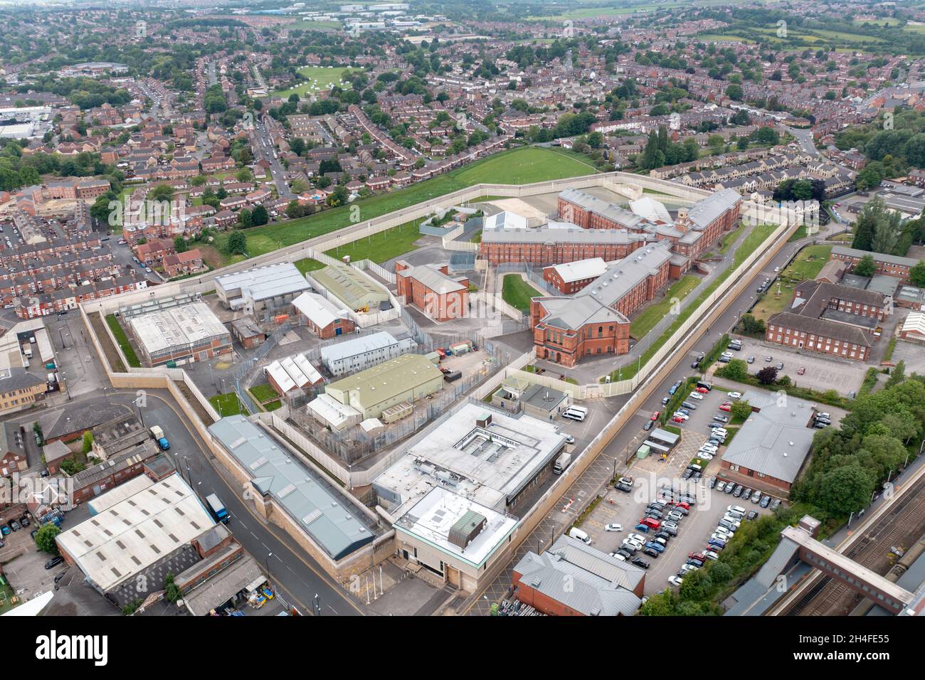 Luftaufnahmen mit Drohnen vom Stadtzentrum von Wakefield in West Yorkshire in Großbritannien, die das Hauptgebäude und die Wände des Gefängnisses von her Majesty zeigen Stockfoto