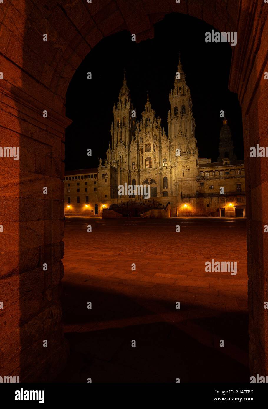 Schöne Nachtszene in der Kathedrale von Santiago de Compostela mit dem Pilgrims Light Tower auf, Galicien, Spanien. Stockfoto