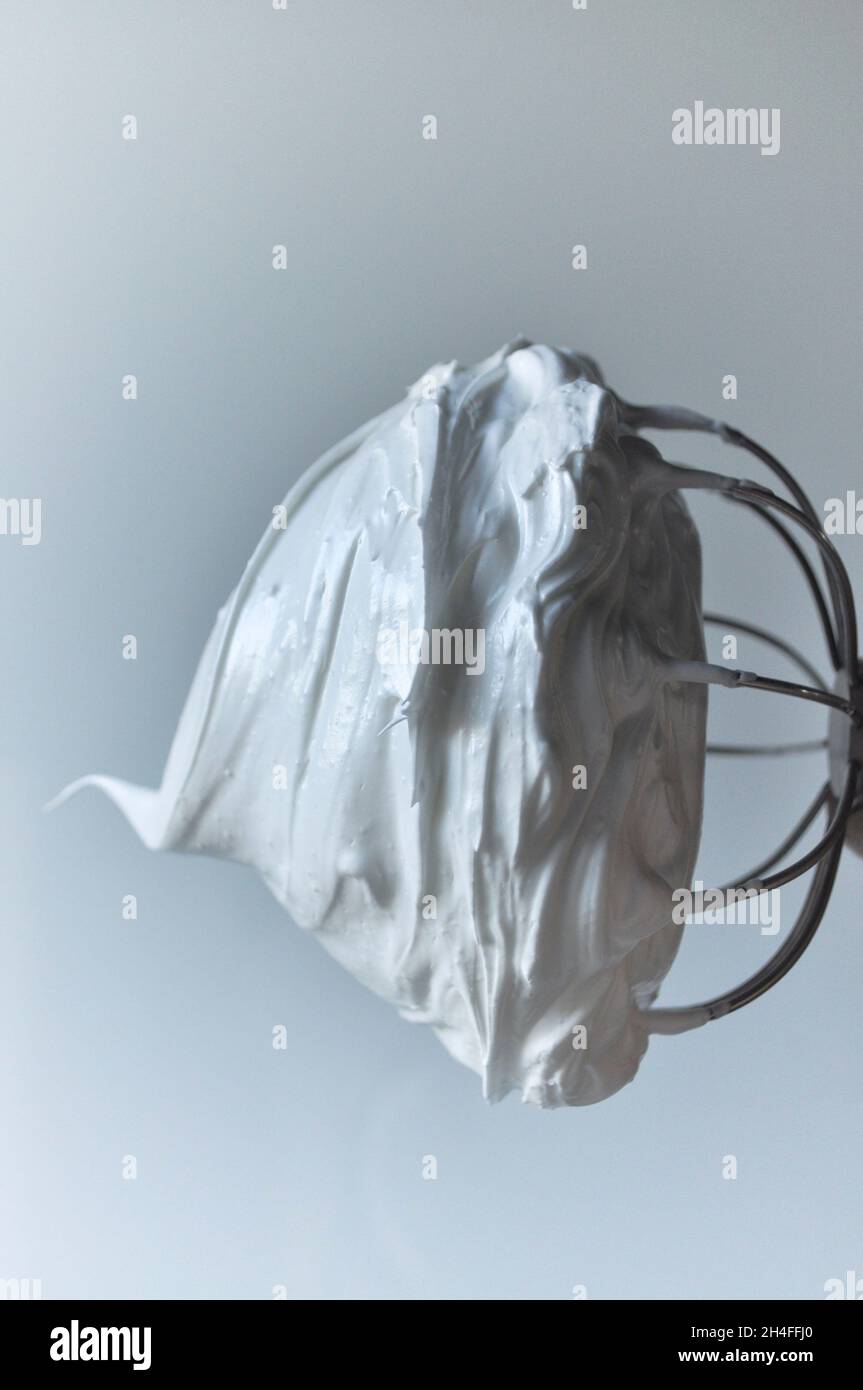 Eiweiß auf einem Schneebesen im Ballon in einer Spitze geschüpft Stockfoto