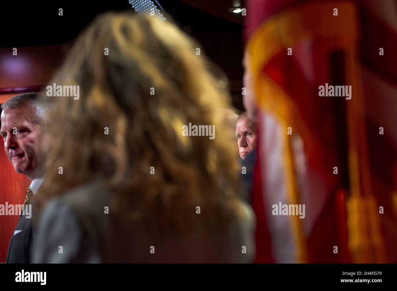 Vereinigte Staaten Senator Dan Sullivan (Republikaner von Alaska), links, Vereinigte Staaten Senator Marsha Blackburn (Republikaner von Tennessee), Mitte, Und der US-Senator Thom Tillis (Republikaner von North Carolina), rechts, nimmt am Dienstag, dem 2. November 2021, an einer Pressekonferenz zum National Defense Authorization Act (NDAA) im US-Kapitol in Washington, DC Teil. Kredit: Rod Lampey/CNP Stockfoto