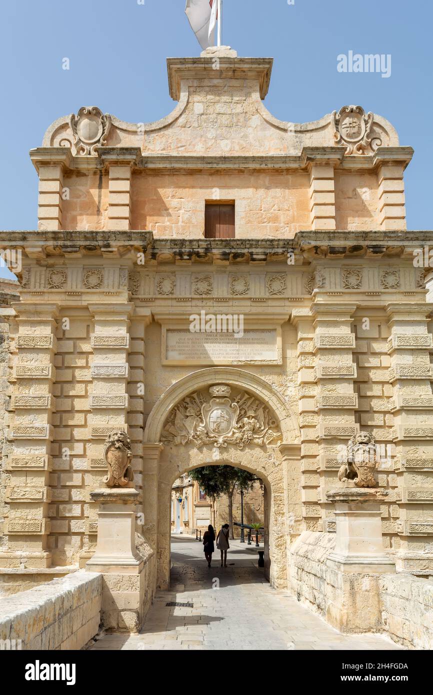 Touristen zu Fuß durch barocke Portal von Mdina Tor, auch als das Tor oder den Vilhena Gate bekannt Stockfoto