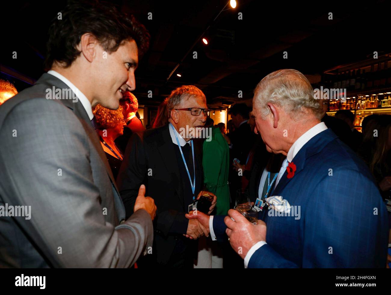 Der Prinz von Wales spricht mit dem amerikanischen Geschäftsmann Bill Gates (Mitte) und dem kanadischen Premierminister Justin Trudeau (links), während er während des Cop26-Gipfels in Glasgow einen Empfang mit führenden Persönlichkeiten der Welt veranstaltet. Bilddatum: Dienstag, 2. November 2021. Stockfoto