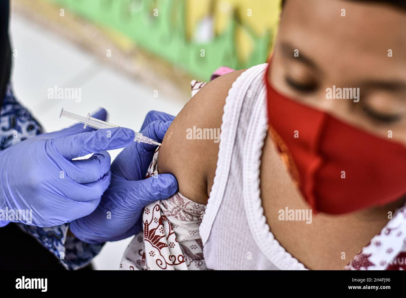 Soppeng, Indonesien. Oktober 2021. Ein Schüler erhält eine Injektion des Tetanus-Diphtherie-(DT)-, Masern- und Röteln-(MR-)Impfstoffes während des BIAS-Programms (School Child Immunization Month) in einem Grundschulunterricht bei SDN Lapajung. Dieses Programm zielt darauf ab, Kinder vor verschiedenen Krankheiten zu schützen und die Immunität während der COVID-19-Pandemie in Soppeng zu erhöhen. Indonesien am 28. Oktober 2021. (Foto von Moch Farabi Wardana/Pacific Press/Sipa USA) Quelle: SIPA USA/Alamy Live News Stockfoto