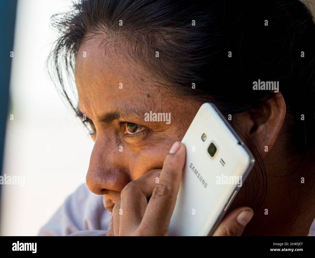 Amazonien. Lateinamerika - Dez 2018: Porträt einer Frau, die über das Mobiltelefon spricht. Einheimischer des Amazonas-Regenwaldes auf der Fähre schwimmt Stockfoto