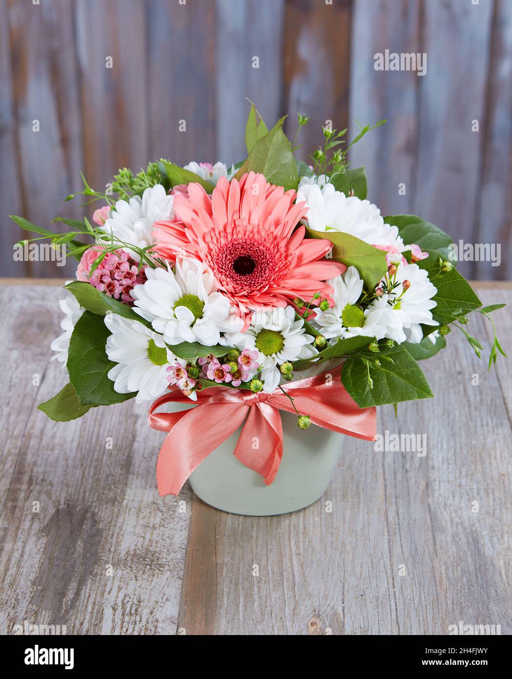 Ein Hochzeitsstrauß mit einer hölzernen Wand aus Holz. Frischer, üppiger Blumenstrauß Stockfoto