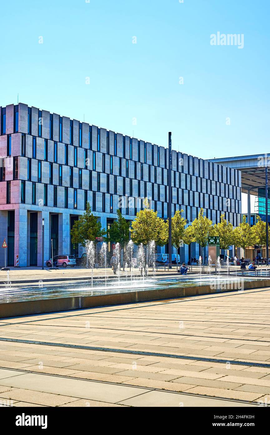 Schönefeld, Deutschland - 3. September 2021: Moderne Fassade eines Gebäudes der Steigenberger Hotelkette. Stockfoto