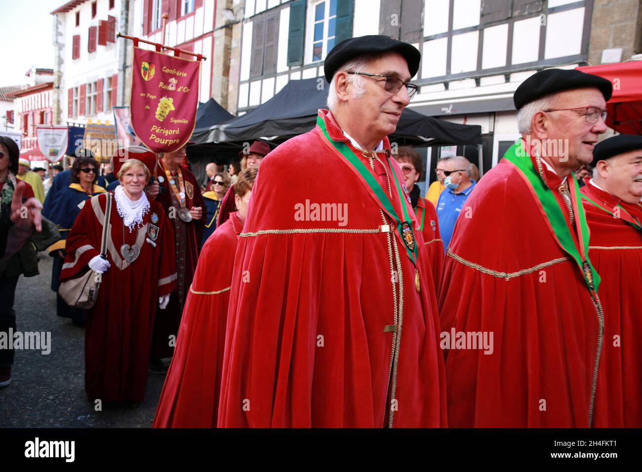 Eine Parade durch die Straßen von Espelette für das Fete du Piment, Pays Basque, Frankreich. Stockfoto