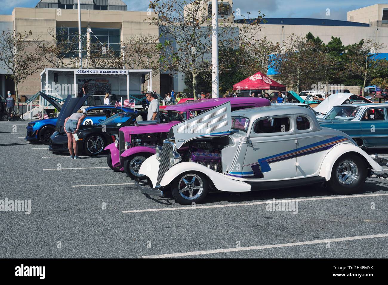 Besucher der Endless Summer Cruisin 2021 in Ocean City, Maryland, sehen sich eine Vielzahl von Hot Rods und Custom Cars an. Stockfoto