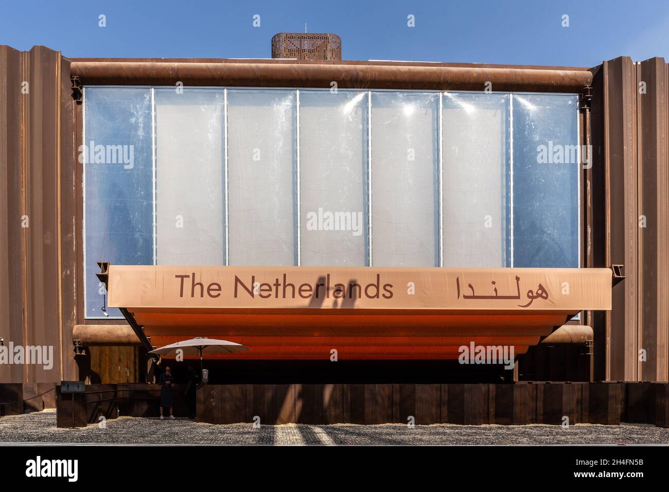 Dubai, VAE, 27.10.2021. Der nationale Pavillon der Niederlande auf der Expo 2020 in Dubai, Gebäude im industriellen Stahlstil. Stockfoto