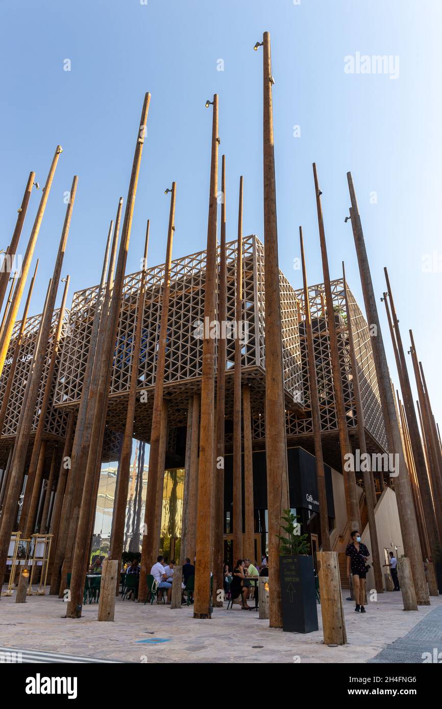 Dubai, VAE, 27.10.2021. Schweden Pavillon auf der Expo 2020 Dubai, aus Holzstämmen, die den Wald im Sustainability District repräsentieren. Stockfoto