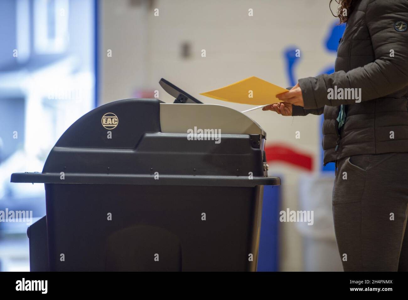 Washington, Usa. November 2021. Die Wähler von Virginia gaben am Dienstag, den 2. November 2021, die Stimmzettel für die Wahlen 2021 an der Innovation Elementary School in Arlington, Virginia, ab. Foto von Bonnie Cash/UPI Credit: UPI/Alamy Live News Stockfoto