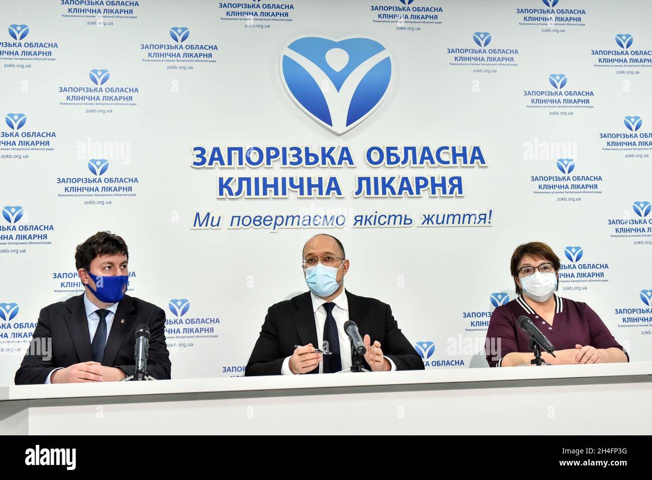 Nicht exklusiv: Der ukrainische Premierminister Denys Shmyhal (L) nimmt an einem Briefing im regionalen Klinikkrankenhaus Zaporizhzhia, Südheaste, Teil Stockfoto