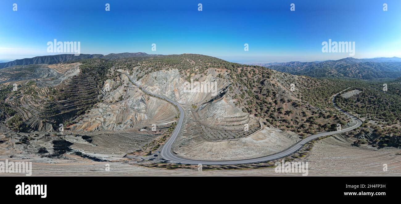 Luftaufnahme oben Drohne Ansicht Berglandschaft mit leeren kurvigen Straße. Stockfoto