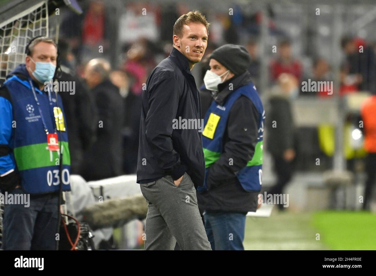 Trainer Julian NAGELSMANN (FC Bayern München) begibt sich ins Innere der Arena, Einzelbild, getrimmt Einzelmotiv, Halbfigur, Halbfigur. Fußball Champions League Gruppe E/FC Bayern München - SL Benfica Lisbon München am 2. November 2021 Stockfoto