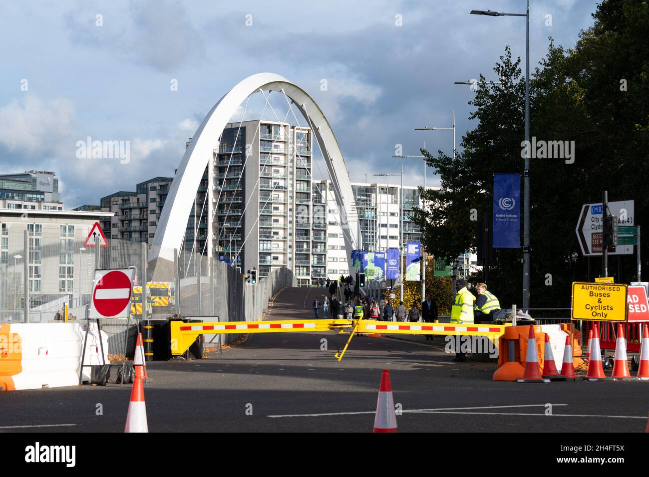 Glasgow, Schottland, Großbritannien. November 2021. Die Clyde Arc-Brücke, die zum SEC-Campus führt. Die Brücke ist für den normalen Verkehr gesperrt und die Sicherheitseinzäunung in der Mitte teilt die Brücke in zwei Teile, damit autorisierte Busse, Radfahrer und Fußgänger mit nur einer Seite überqueren können Quelle: Kay Roxby/Alamy Live News Stockfoto