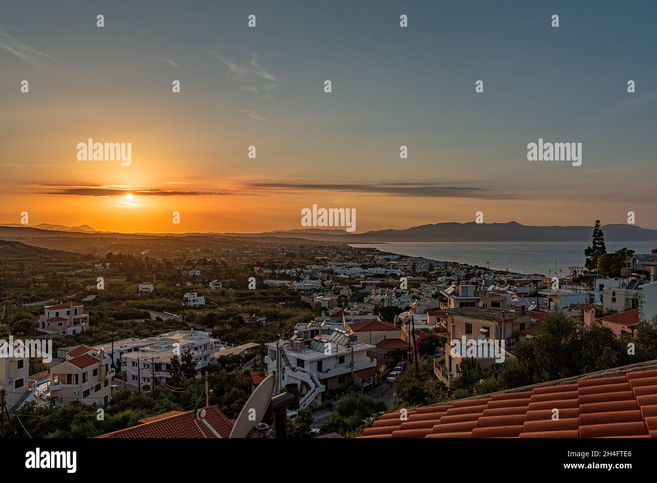 Sonnenuntergang über Platanias Dorf und Bucht von einem hohen Aussichtspunkt, Kreta, Griechenland, 10. Oktober 2021 Stockfoto