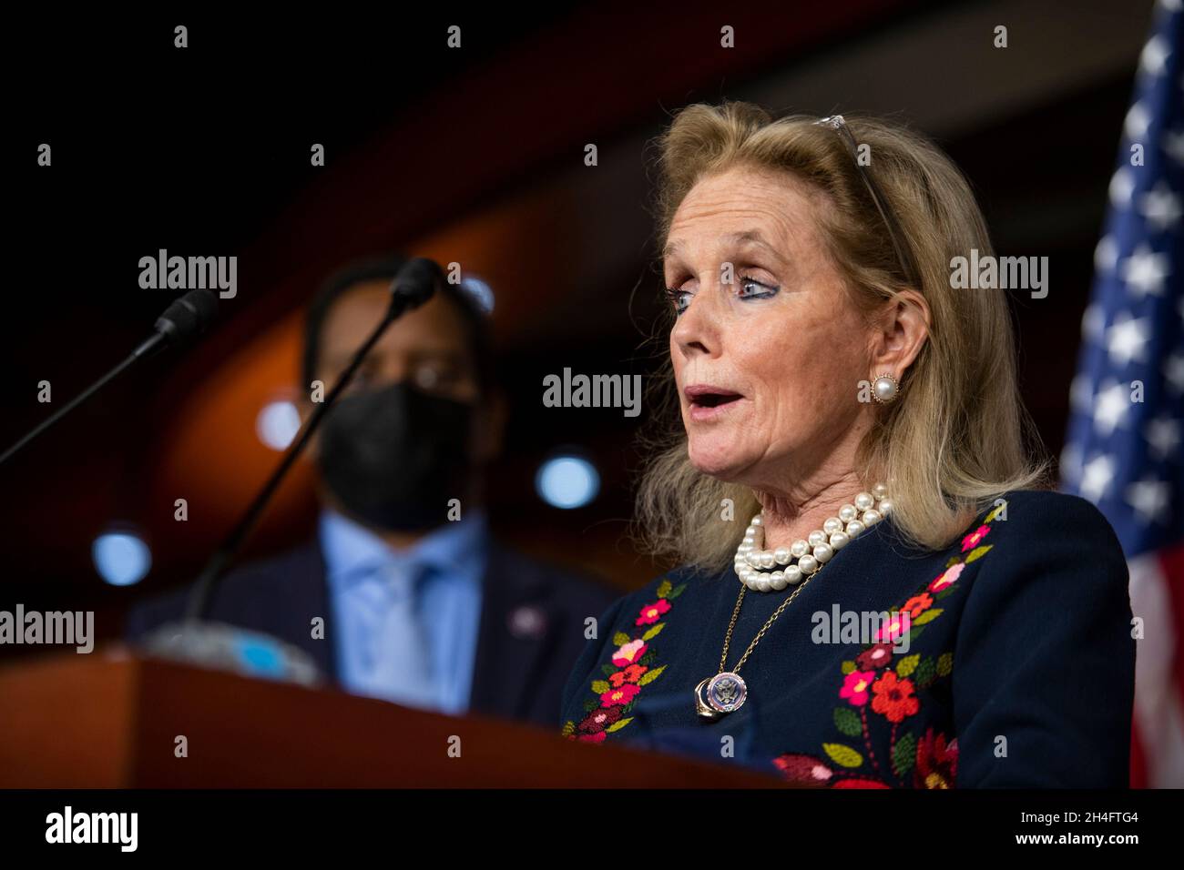 Die Vertreterin der Vereinigten Staaten, Debbie Dingell (Demokratin von Michigan), hält am Dienstag, den 2. November 2021, im US-Kapitol in Washington, DC, eine Rede. Kredit: Rod Lamkey/CNP /MediaPunch Stockfoto