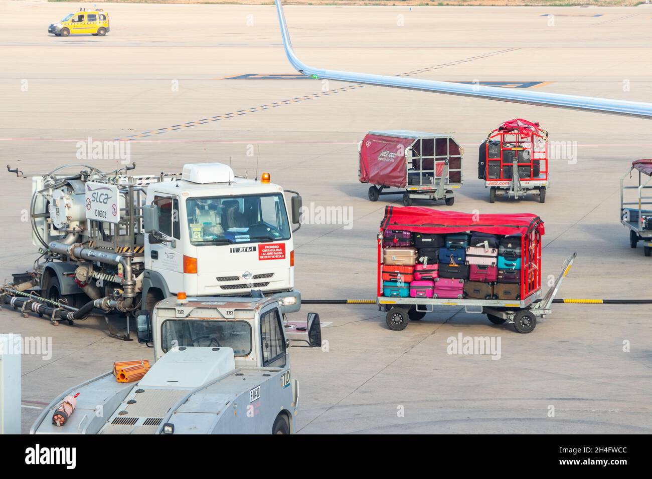 Laden des Entladegepäcks von Jet2-Flugzeugen auf dem Vorfeld des Flughafens von Palma Stockfoto