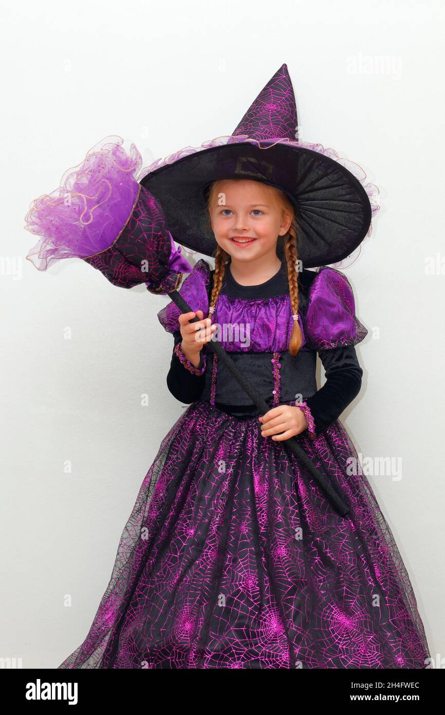 Ein 6-jähriges Mädchen in einem Hexen halloween Kostüm Stockfoto