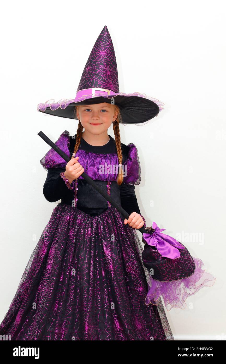 Ein 6-jähriges Mädchen in einem Hexen halloween Kostüm Stockfoto