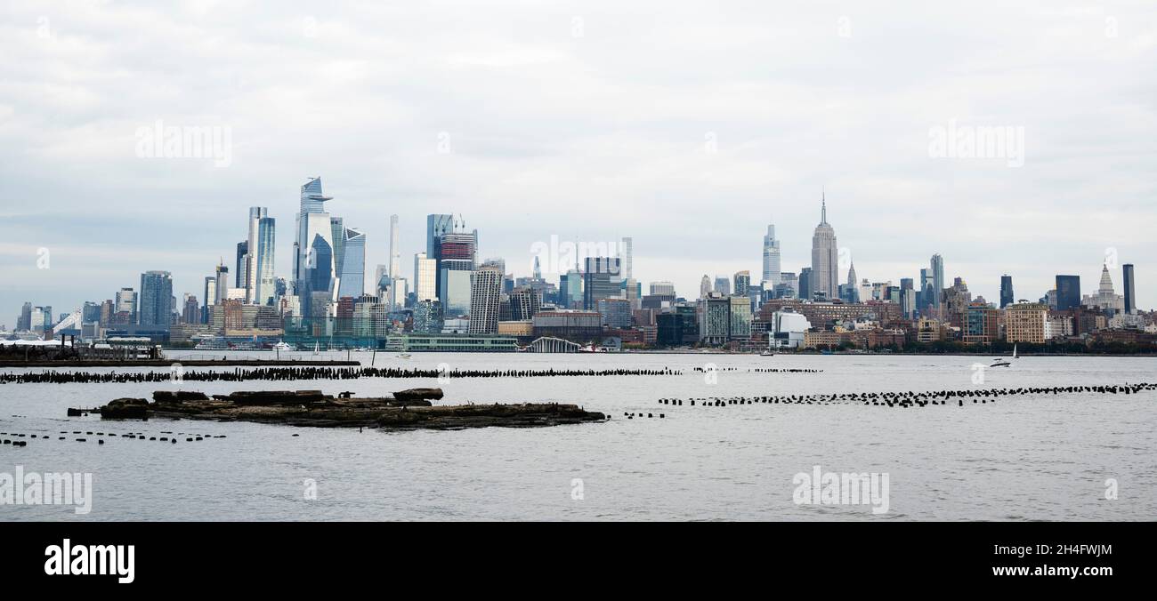 Panoramablick auf die Skyline von Midtown Manhattan von der anderen Seite des Hudson River Stockfoto