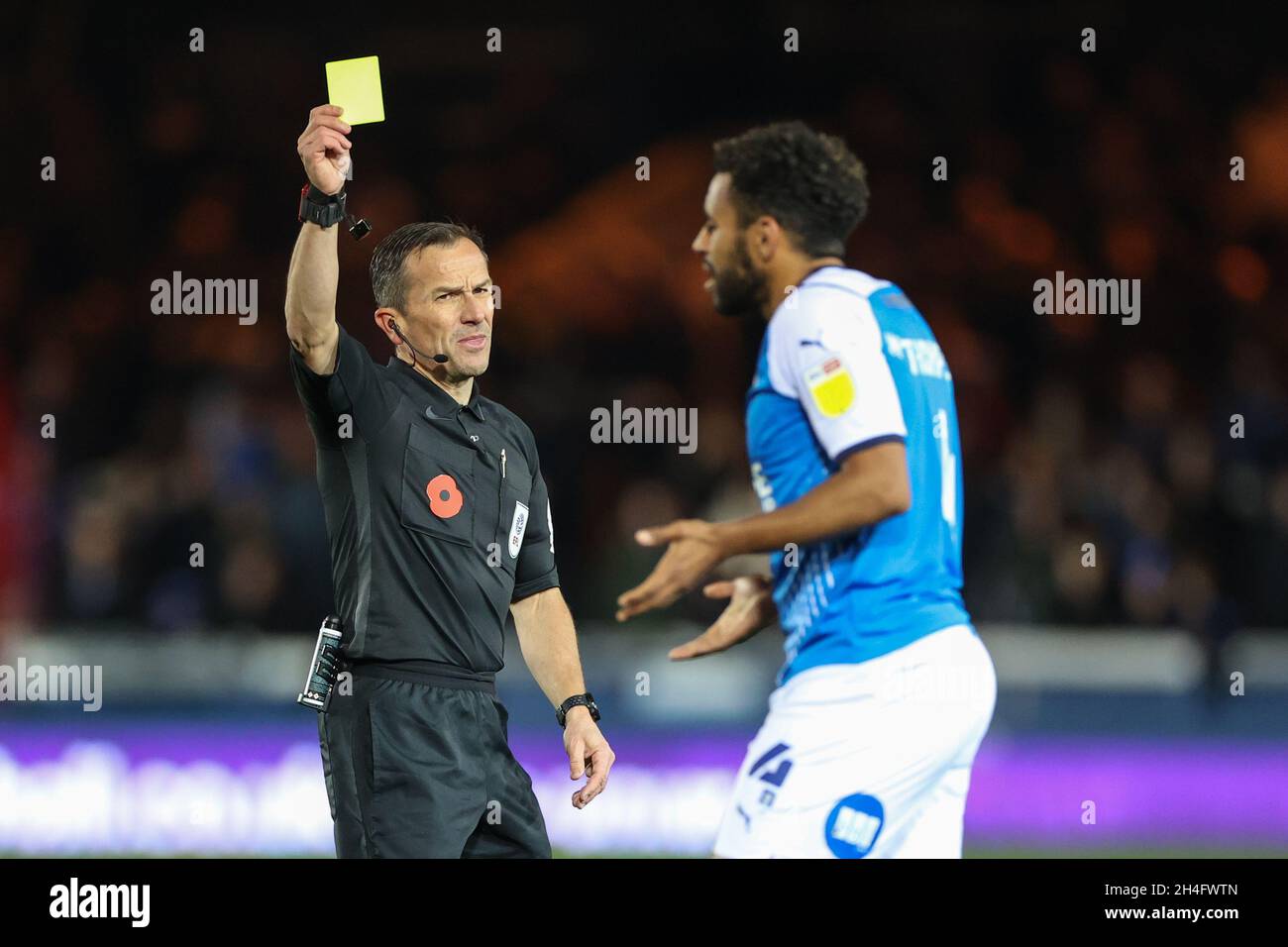 Peterborough, Großbritannien. November 2021. Schiedsrichter Keith Stroud übergibt Nathan Thompson #4 von Peterborough United am 11/2/2021 eine gelbe Karte in Peterborough, Großbritannien. (Foto von Mark Cosgrove/News Images/Sipa USA) Quelle: SIPA USA/Alamy Live News Stockfoto