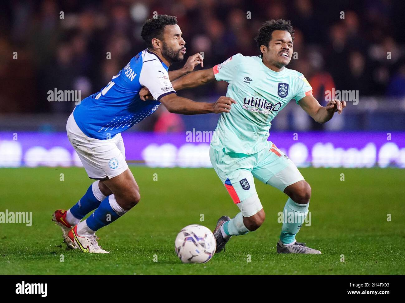 Nathan Thompson von Peterborough United (links) und Duane Holmes von Huddersfield Town (rechts) kämpfen während des Sky Bet Championship-Spiels im Weston Homes Stadium, Peterborough, um den Ball. Bilddatum: Dienstag, 2. November 2021. Stockfoto