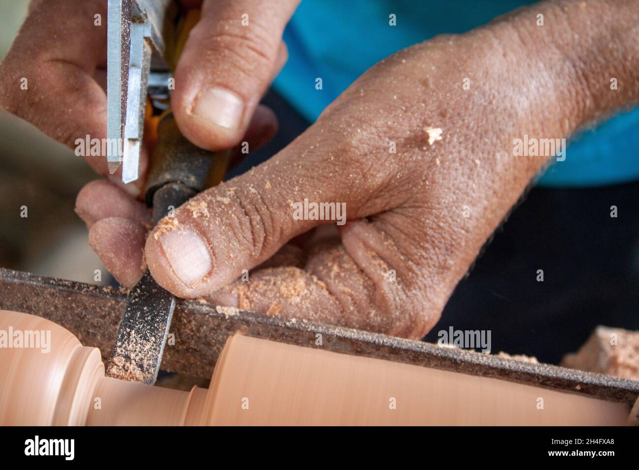 Ältere Hände drehen Holz Stockfoto