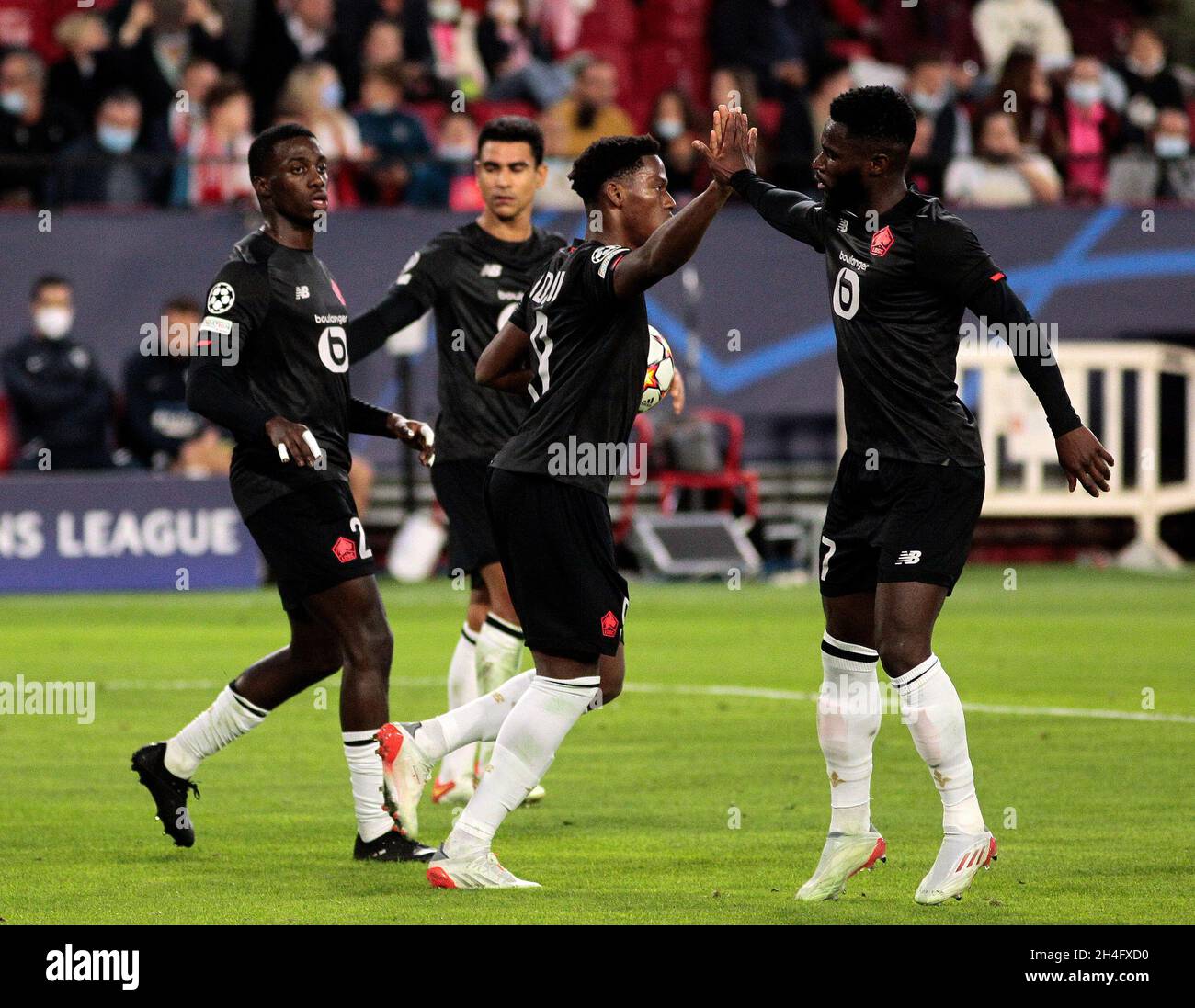 2. November 2021; Stadion Ramon Sanchez-Pizjuan, Sevilla, Adalusia, Spanien, ECL Champions League Football, Sevilla gegen Lille; Jonathan David von Lille Métropole feiert in der 43. Minute sein Elfmetertreffer für 1-2 Stockfoto
