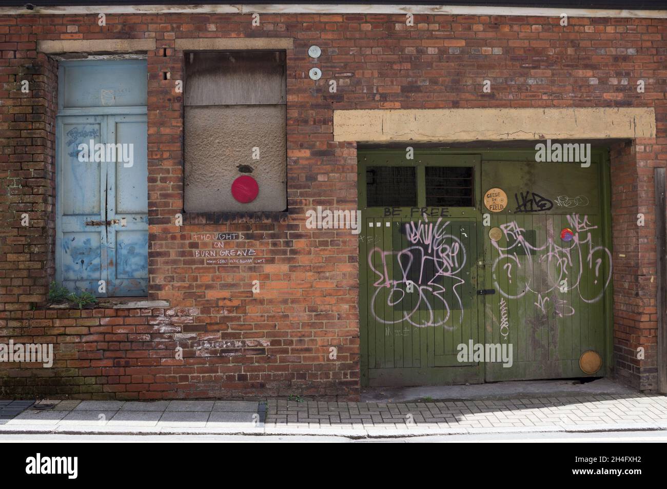 Verlassene Gebäude, Verfällt, Verlassen, Abgedichtet, Vertaufte Fenster, Heruntergekommen, Stadtgebiet, Ziegel Außen, In Ruinen, Unbesetzt Lage Graffiti Stockfoto