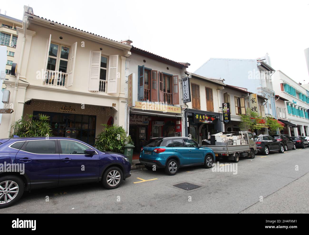 Amoy Street in Singapurs Chinatown mit terrassenförmigen Ladenhäusern mit Fensterläden und geparkten Autos am Straßenrand. Stockfoto