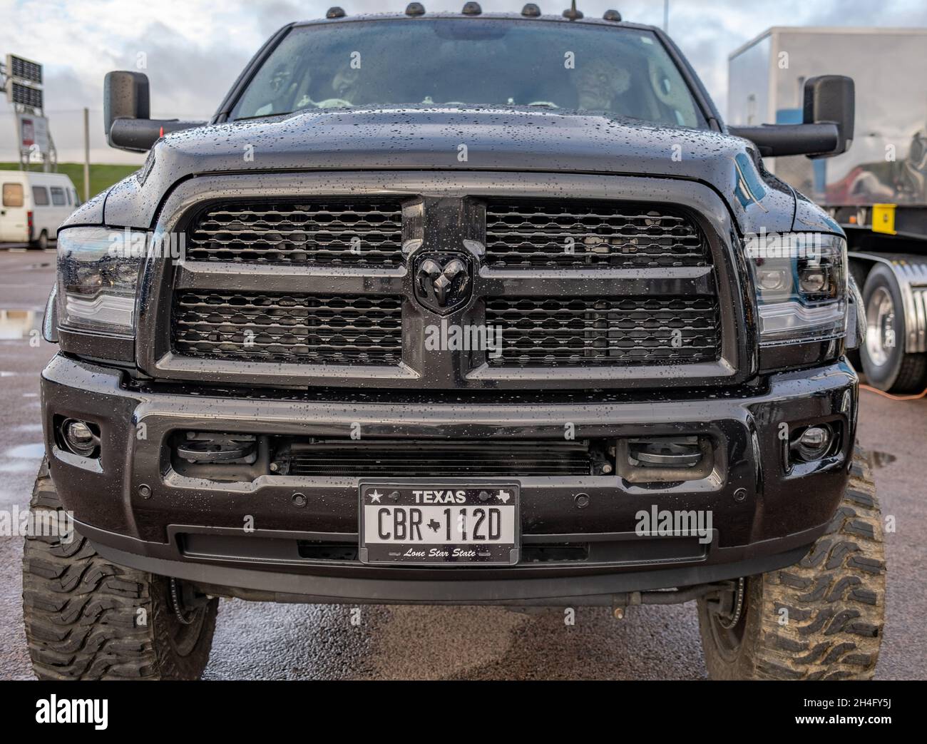 Vorderansicht und Nahaufnahme eines schwarzen Dodge RAM Pickups in den Boxen auf dem Santa Pod Raceway und Drag Strip, Oktober 2021 Stockfoto