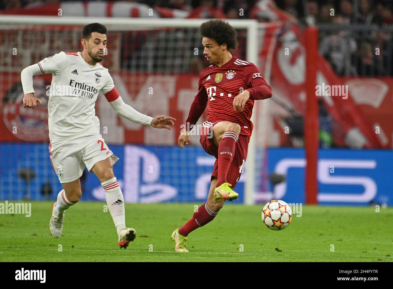 München, Deutschland. November 2021. Leroy SANE (FC Bayern München), Action, Duelle gegen GILBERTO (Lissabon). Soccer Champions League Gruppe E/FC Bayern München - SL Benfica Lisbon München am 2. November 2021 Quelle: dpa/Alamy Live News Stockfoto