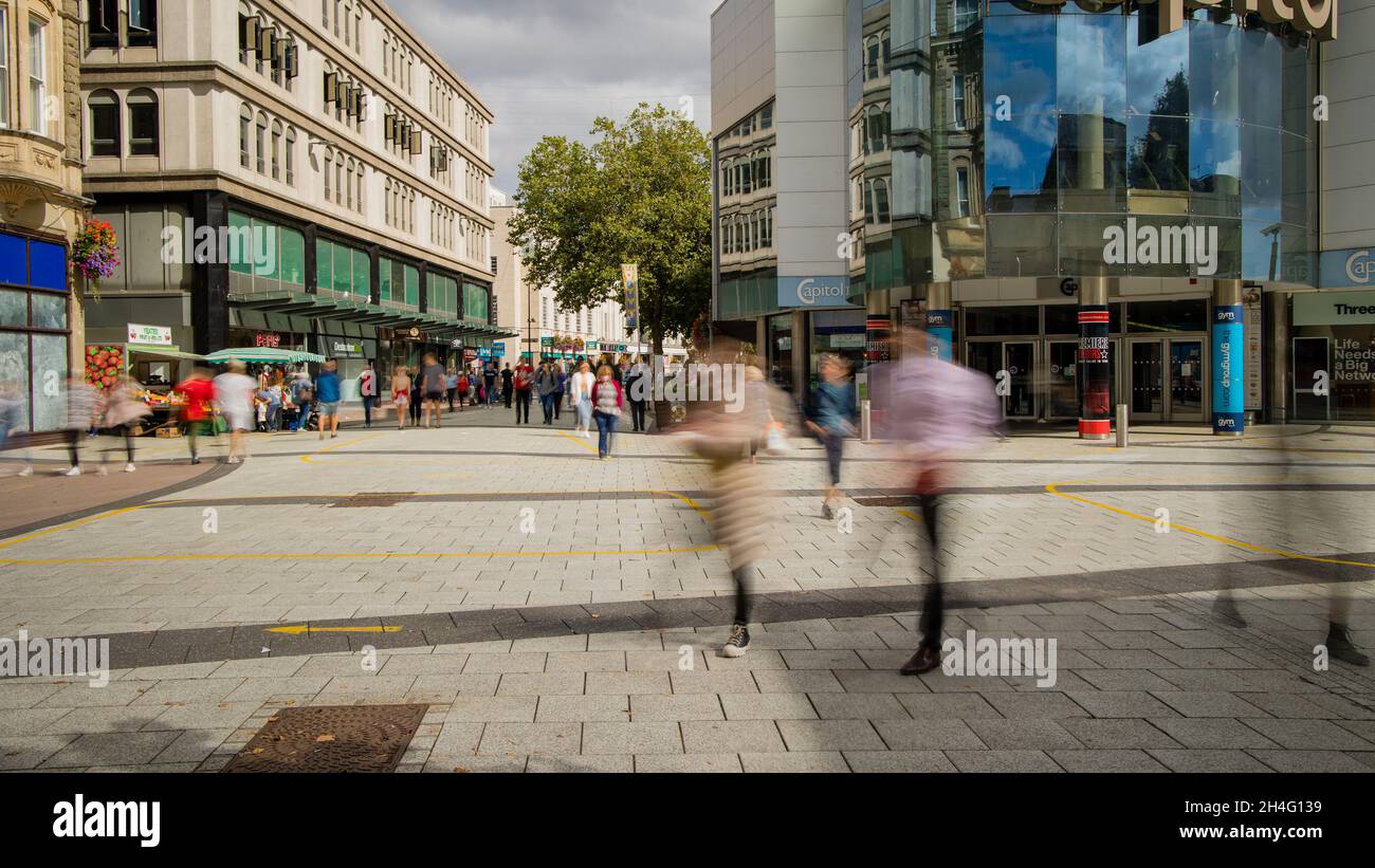 CARDIFF, WALES - SEPTEMBER 16 2021: Langzeitbelichtung von Käufern in der Hauptstraße von Cardiff, der Hauptstadt von Wales Stockfoto