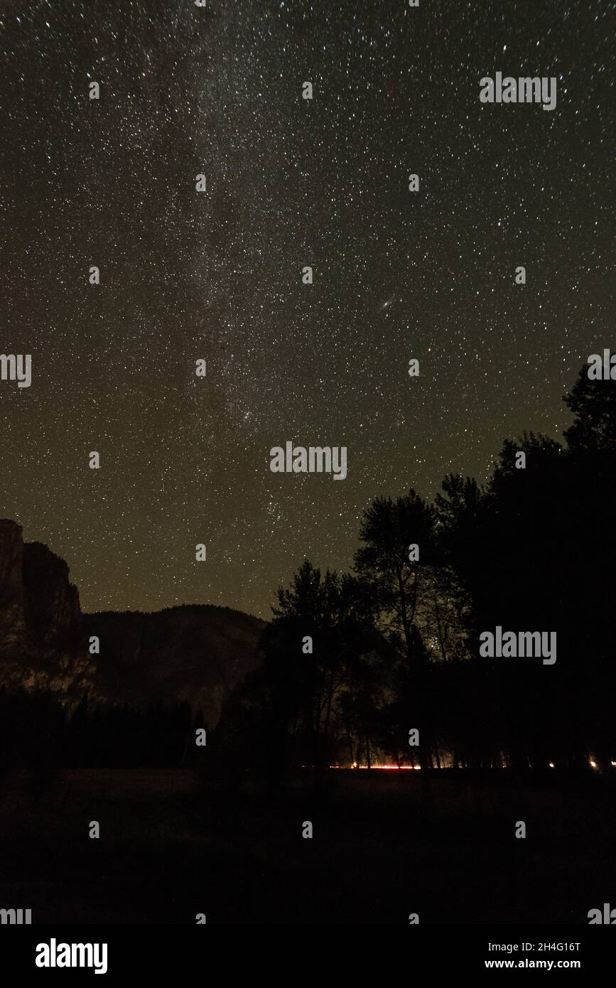 Tolle Sternennacht mit Blick auf die Milchstraße im Yosemite Valley, USA Stockfoto