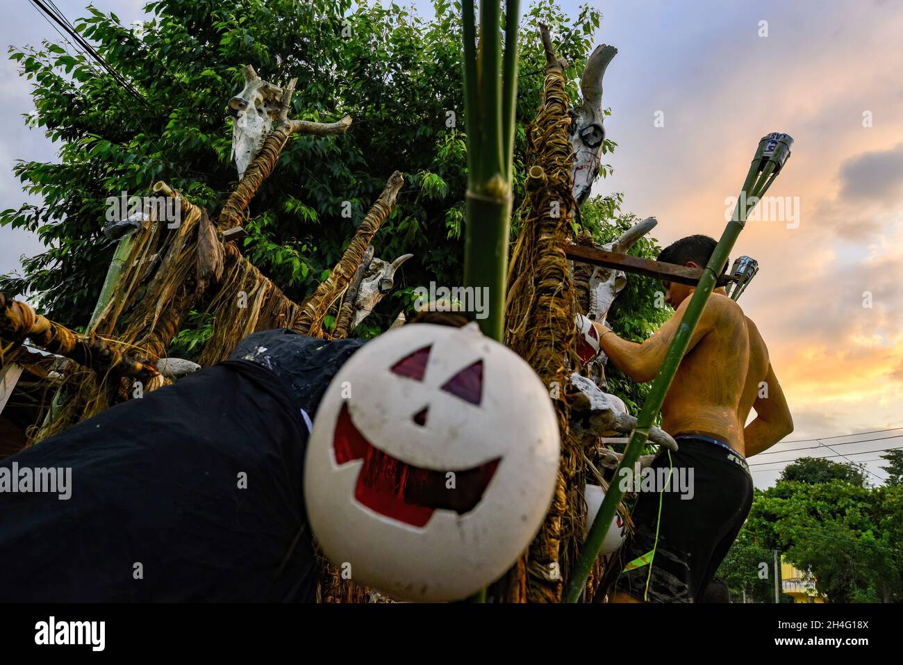 Tonacatepeque, El Salvador. November 2021. Ein Nachtschwärmer bereitet seinen Wagen vor der Parade vor. Die Salvadorianer feierten das traditionelle „La Calabiuza“, wo sich Nachtschwärmer als Figuren aus der lokalen Folklore am Vorabend des „Dìa de los Muertos“ verkleiden. (Foto von Camilo Freedman/SOPA Images/Sipa USA) Quelle: SIPA USA/Alamy Live News Stockfoto