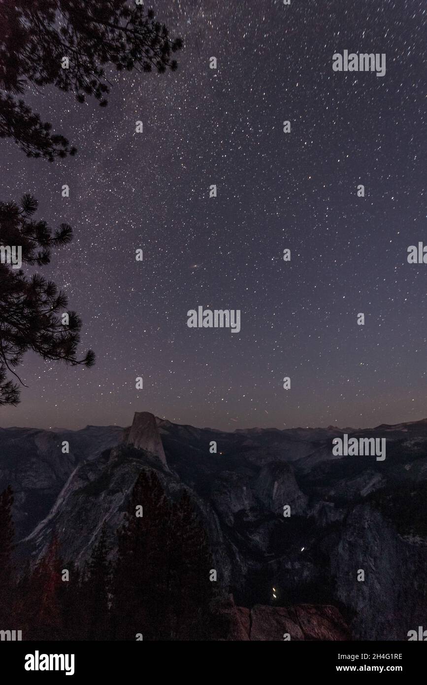 Schöner Nachthimmel über dem berühmten Half Dome Berg, Yosemite NP, USA Stockfoto