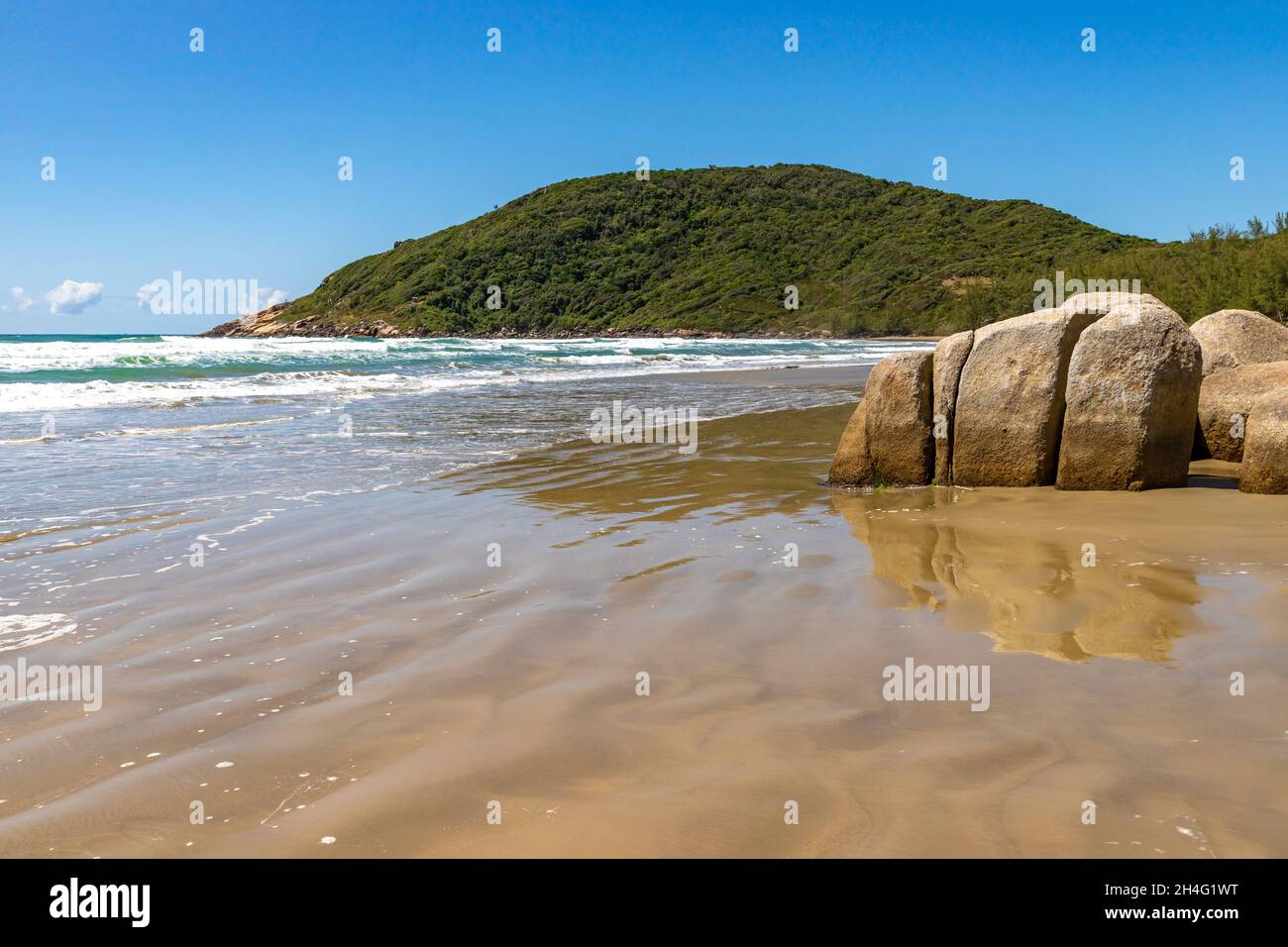 Strandblick mit Wellen und Vegetation, Praia Vermelha, Imbituba, Santa Catarina, Brasilien Stockfoto