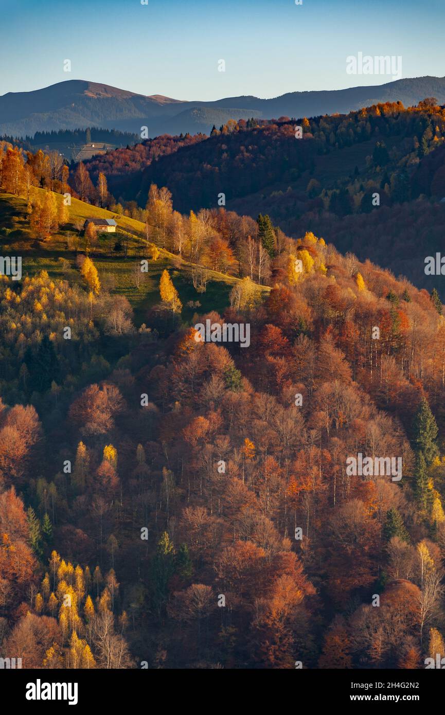 Herbstlandschaften vom rucar-bran Pass, rumänien Stockfoto