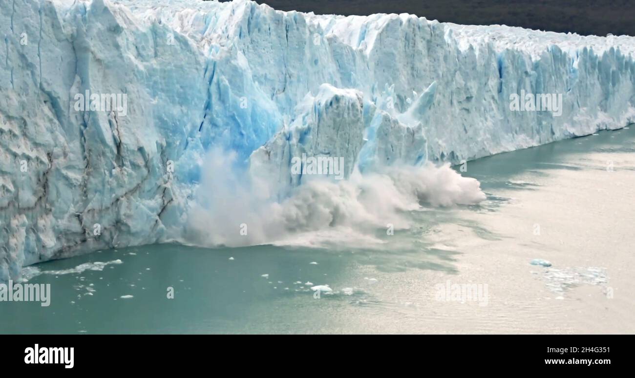 Drohnenansicht eines Gletschers, der durch das Schmelzen des Eises abbricht und aufgrund des Klimawandels ins Meer fällt. Stockfoto
