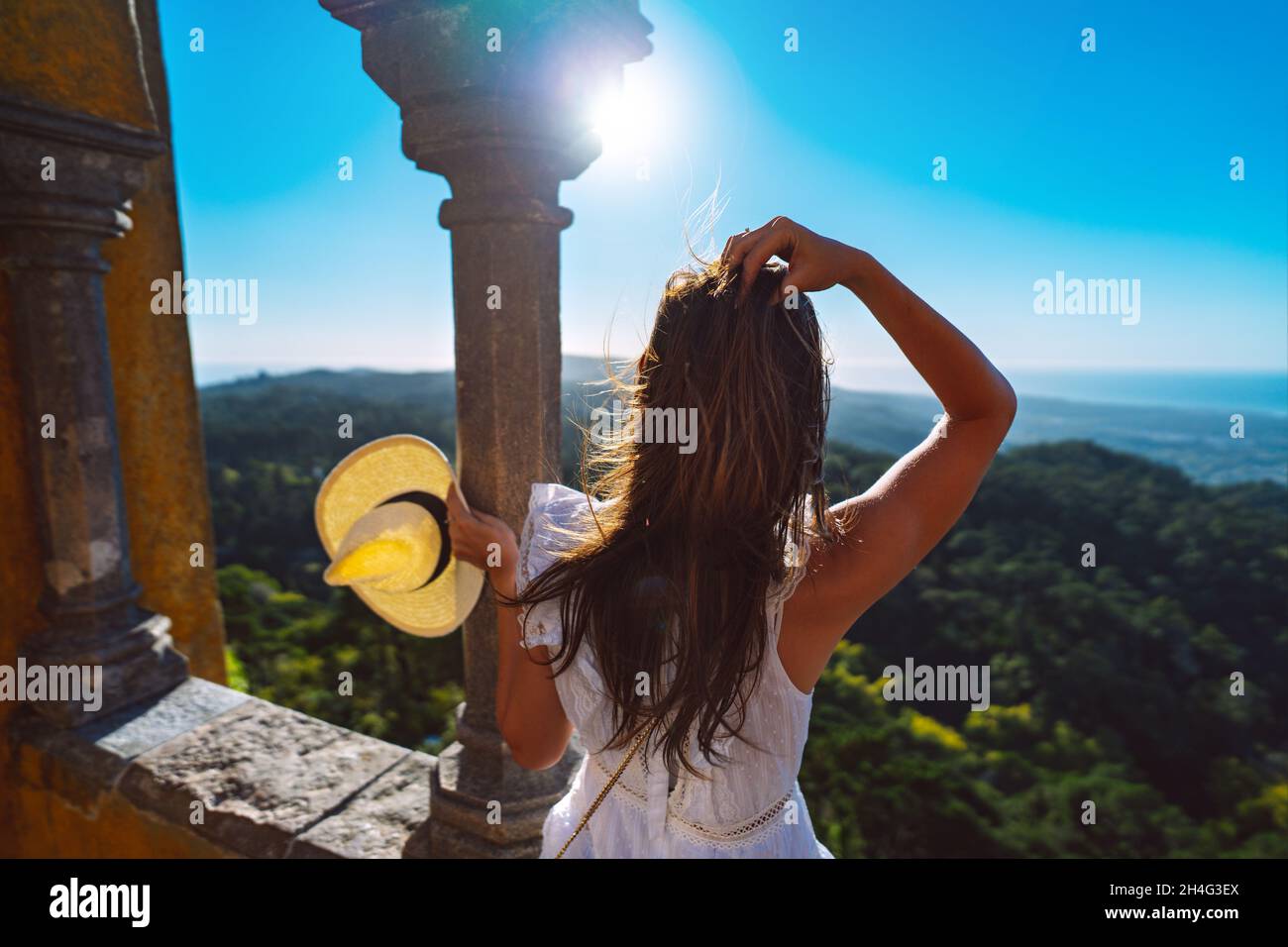 Junge Frau Touristen genießen schöne Aussicht während sonnigen Sommertag. Urlaubskonzept Stockfoto