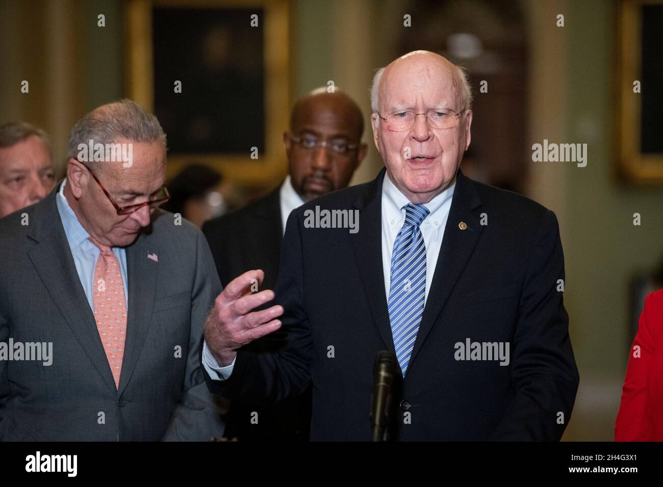 Der Senator der Vereinigten Staaten, Patrick Leahy (Demokrat von Vermont), hält am Dienstag, den 2. November 2021, Democratâs der Pressekonferenz des senatspolitischen Mittagesses im US-Kapitol in Washington, DC, eine Rede. Kredit: Rod Lampey/CNP Stockfoto