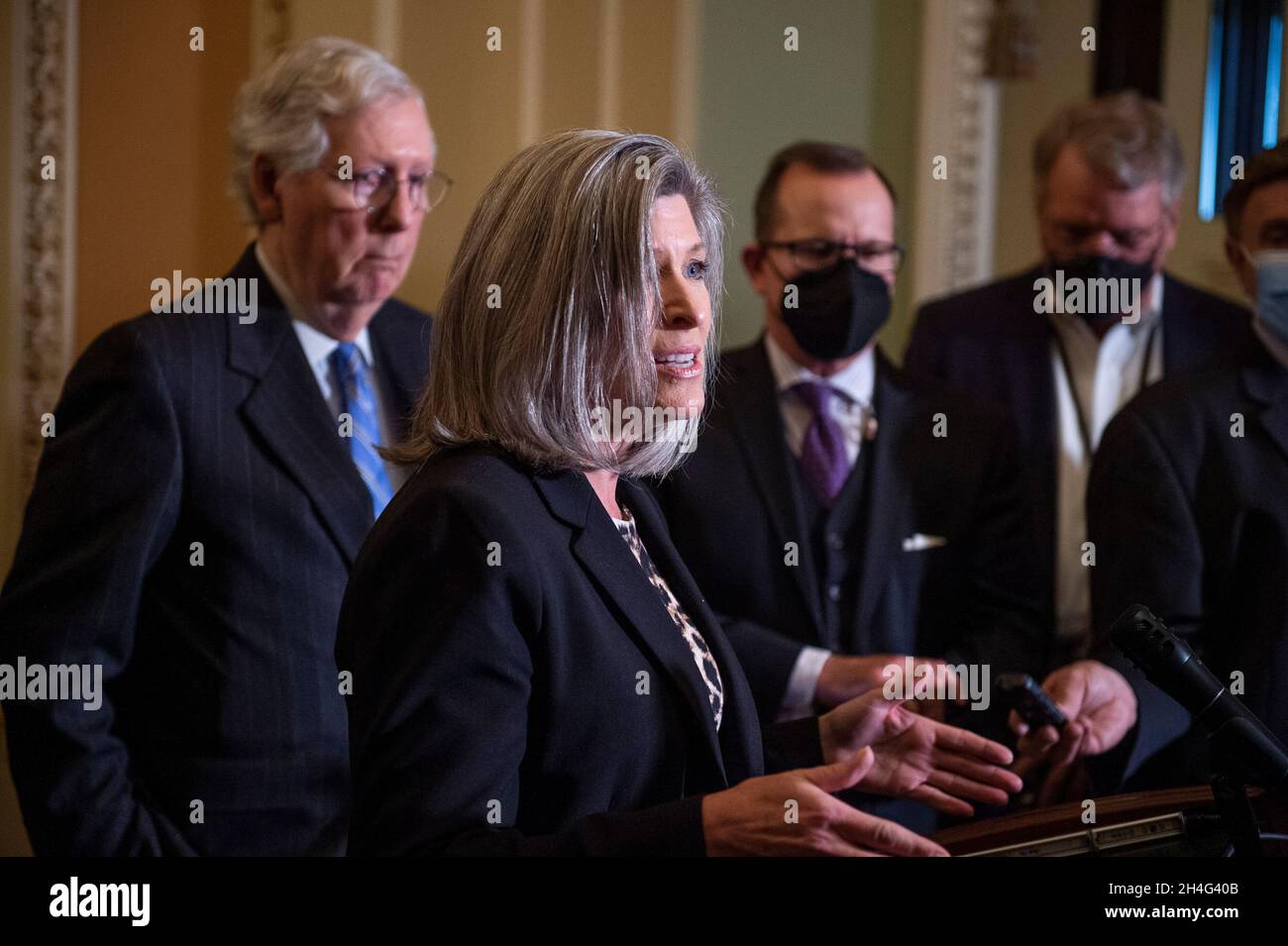 Der US-Senator Joni Ernst (Republikaner von Iowa) hält am Dienstag, 2. November 2021, Republicanâs einer Pressekonferenz im Anschluss an das politische Mittagessen des Senats im US-Kapitol in Washington, DC, eine Rede. Kredit: Rod Lampey/CNP Stockfoto