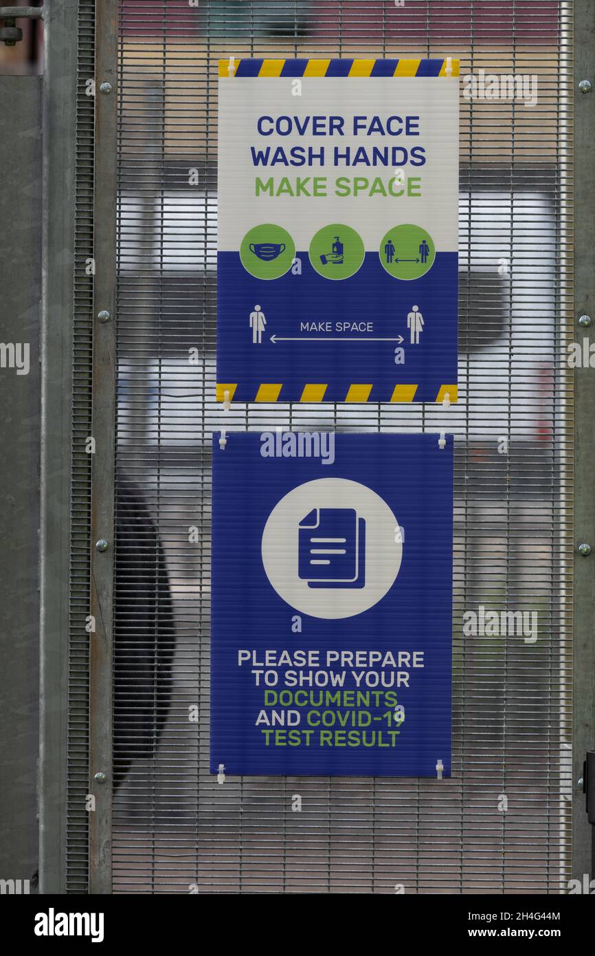 Schild am Eingang zum COP26 SEC-Veranstaltungsort, in dem die Delegierten aufgefordert werden, sich auf die Vorlage von Dokumenten und des Covid-19-Testergebnisses sowie der Covid-19-Vorsichtsmaßnahmen vorzubereiten, Glasgow, Schottland Stockfoto