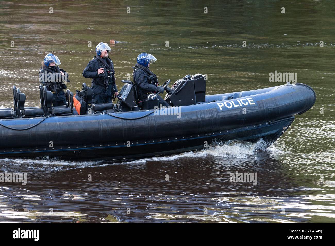 Bewaffnete Polizisten patrouillieren auf dem Fluss Clyde im Stadtzentrum von Glasgow während der UN-Klimakonferenz COP26, Glasgow, Schottland, Großbritannien Stockfoto